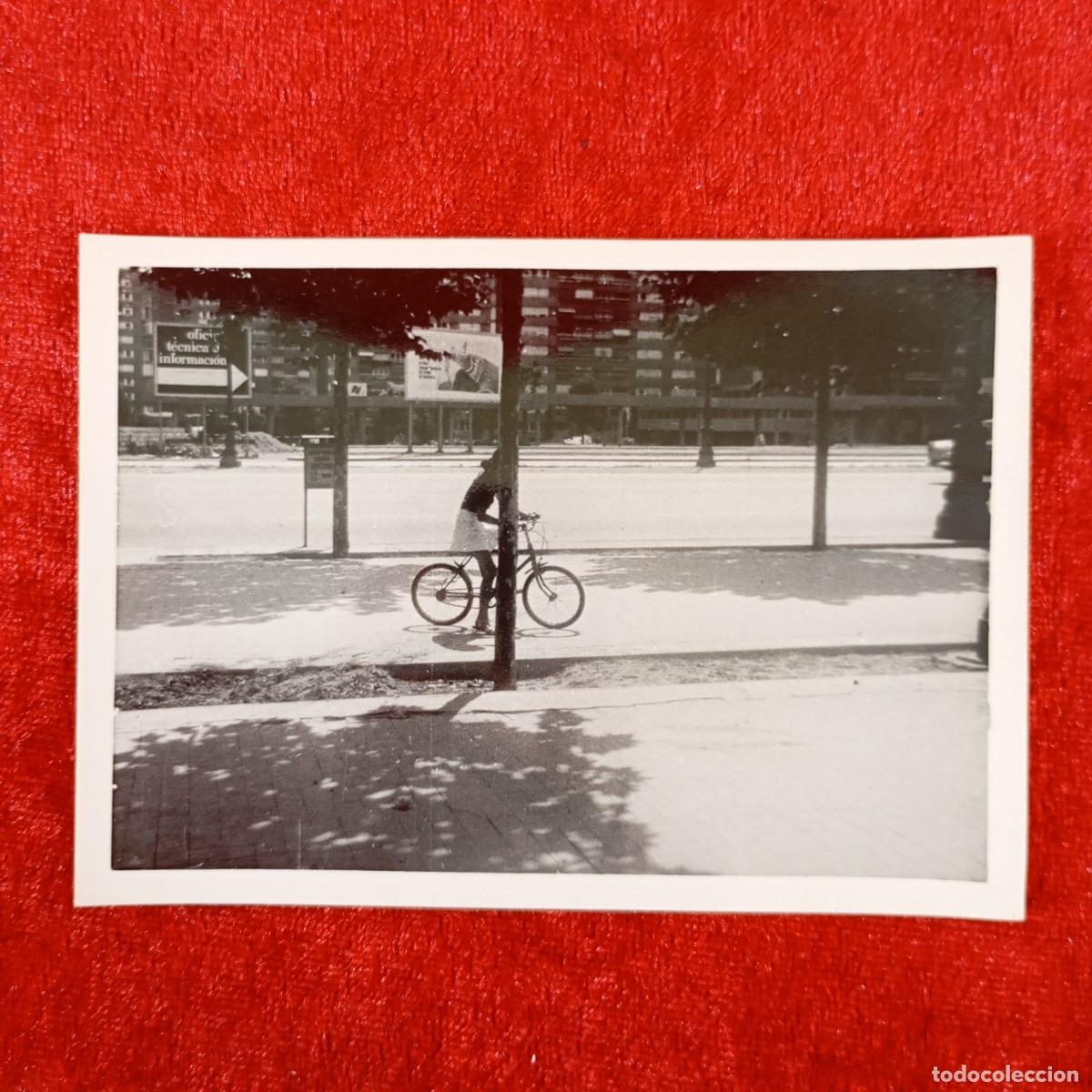 Fotografia antica: ANTIGUA FOTOGRAFIA - NI&Ntilde;A EN BICILETA POR PARQUE - ENTORNO URBANO - A&Ntilde;OS 40 - 110 X 78 MM / 1709