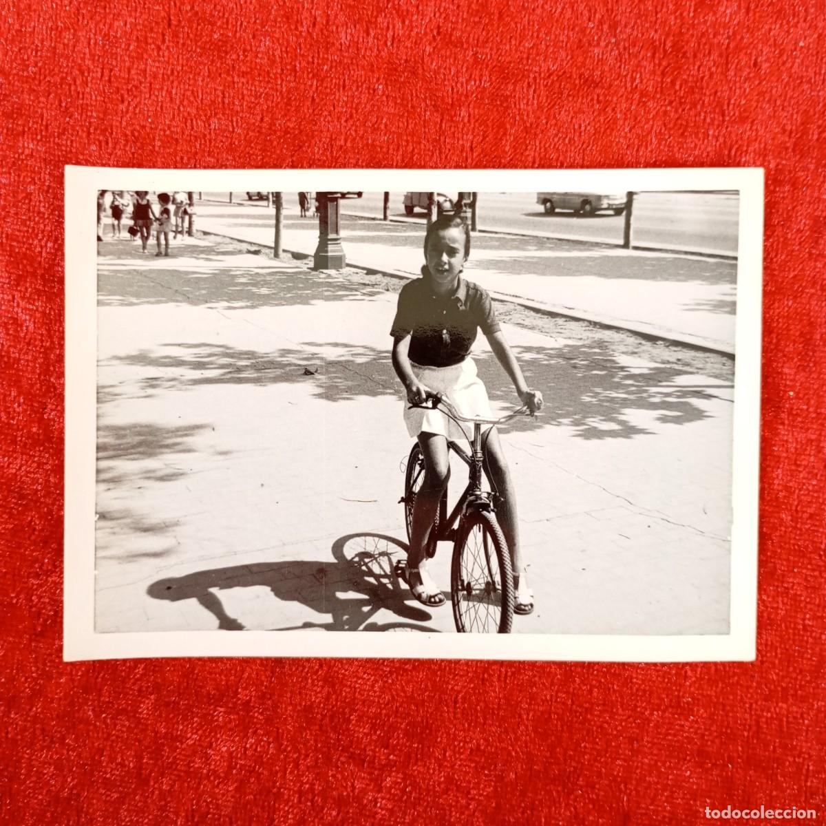 Fotografia antica: ANTIGUA FOTOGRAFIA - NI&Ntilde;A EN BICILETA POR PARQUE - ENTORNO URBANO - A&Ntilde;OS 40 - 110 X 78 MM / 1710