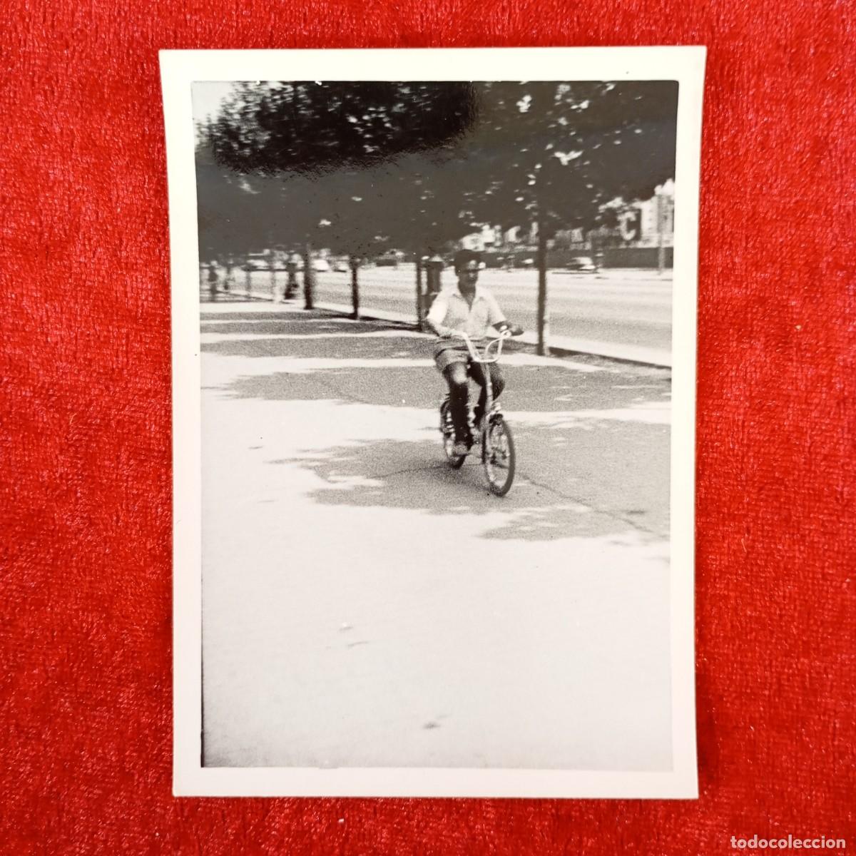 Fotografia antica: ANTIGUA FOTOGRAFIA - NI&Ntilde;O EN BICILETA POR PARQUE - ENTORNO URBANO - A&Ntilde;OS 40 - 110 X 78 MM / 1711