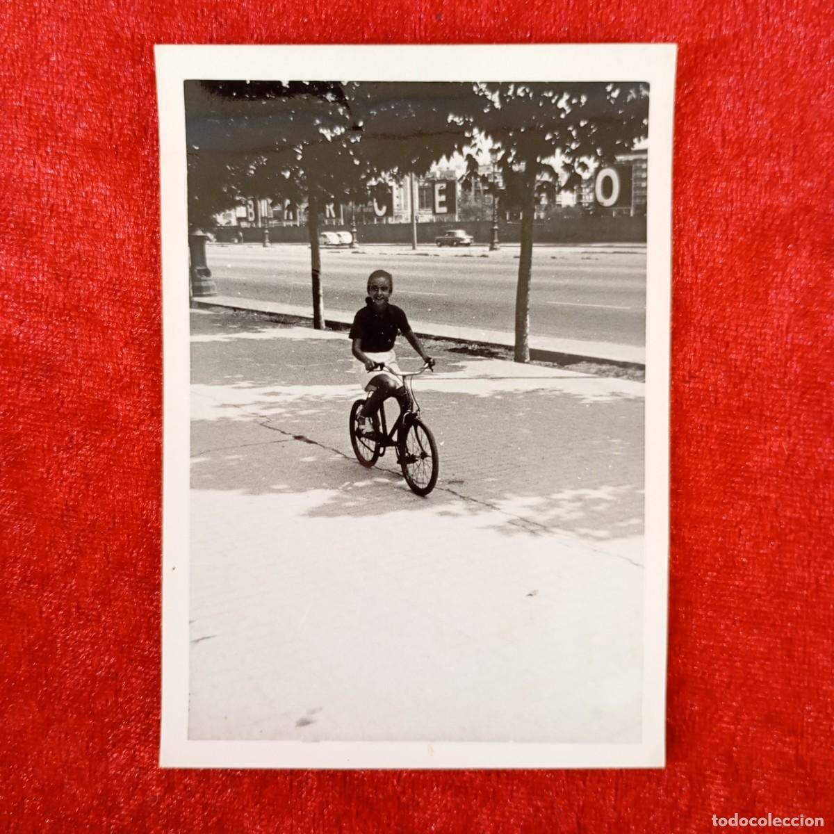 Fotografia antica: ANTIGUA FOTOGRAFIA - NI&Ntilde;A EN BICILETA POR PARQUE - ENTORNO URBANO - A&Ntilde;OS 40 - 110 X 78 MM / 1712