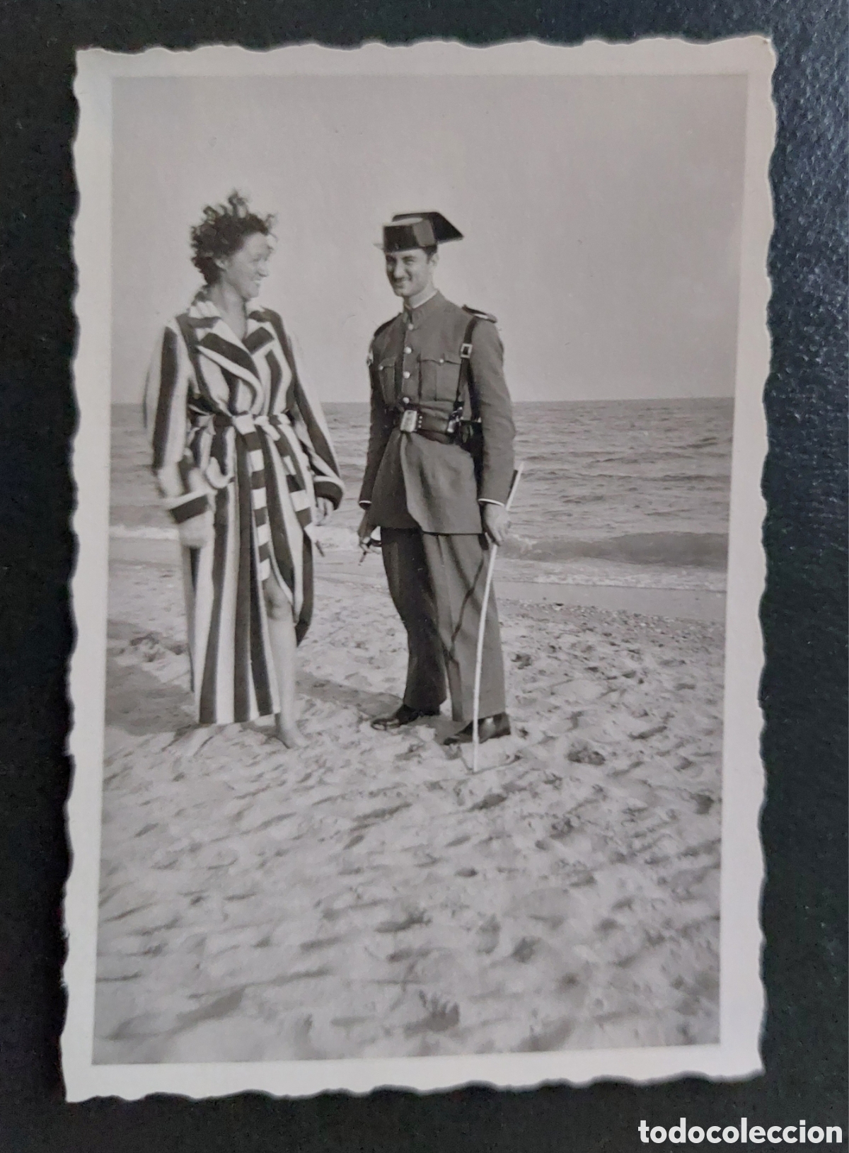 Fotograf&iacute;a antigua: Fotograf&iacute;a de guardia civil y mujer en la playa. 1955
