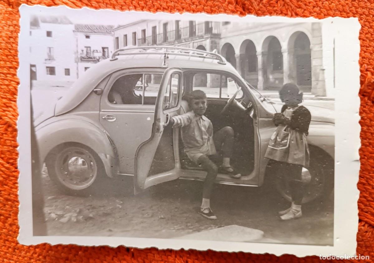 Fotograf&iacute;a antigua: Ni&ntilde;os en Renault 4- 4 - Foto 1