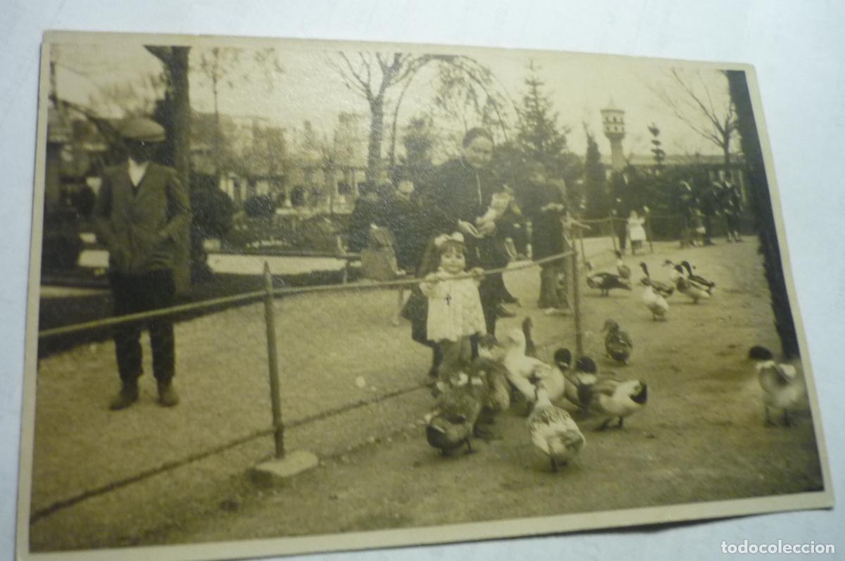 Fotograf&iacute;a antigua: posta se&ntilde;ora y ni&ntilde;a parque -escrita poblacion???