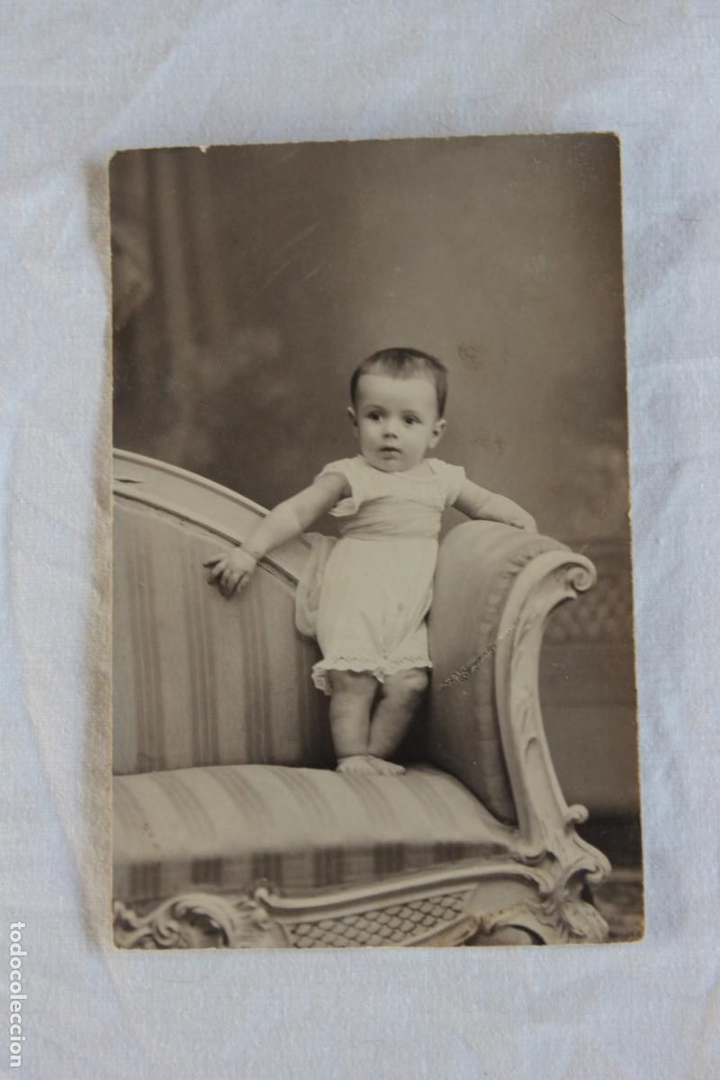 Fotograf&iacute;a antigua: NI&Ntilde;O SOBRE BUTACON MURCIA 1917