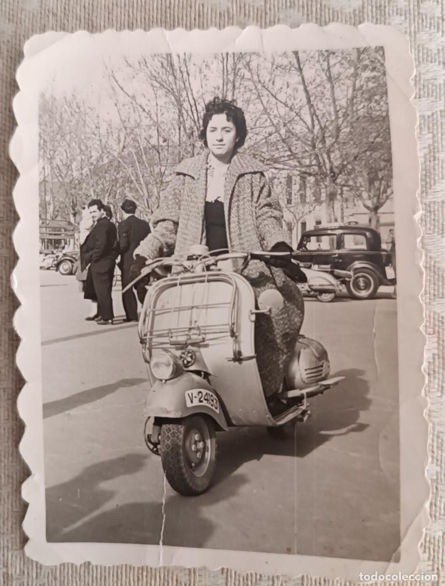 Fotograf&iacute;a antigua: Mujer en vespa. Valencia - Foto 1