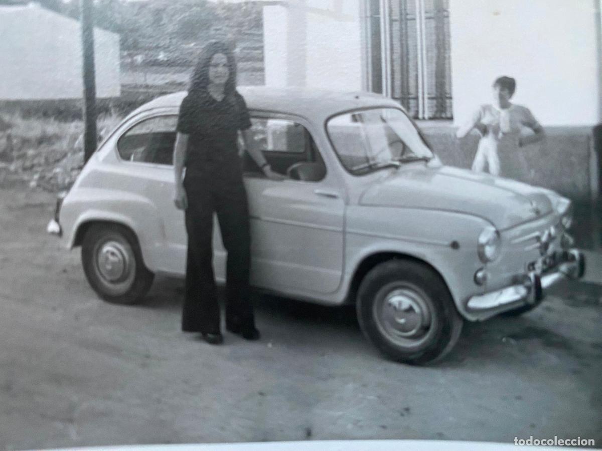 Fotograf&iacute;a antigua: fotografia a&ntilde;os 60 con seat 600