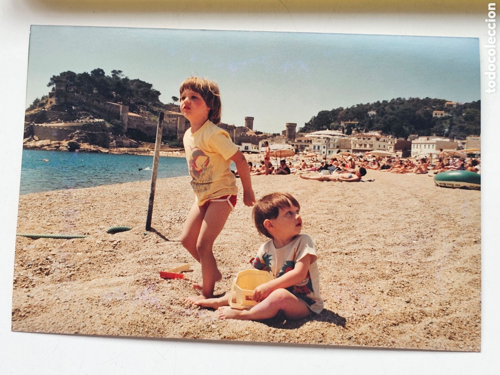 Fotograf&iacute;a antigua: Fant&aacute;stica fotograf&iacute;a de Tossa de Mar Ni&ntilde;os en la playa 1960s 1980s