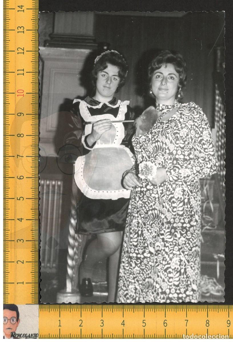Fotograf&iacute;a antigua: SIMP&Aacute;TICA NI&Ntilde;A DISFRAZ SIRVIENTA Y GUAPA MUJER JOVEN - FOTO ANTIGUA A&Ntilde;OS 50 - INFANCIA FELIZ ESPA&Ntilde;A
