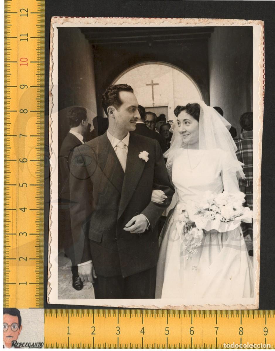 Fotograf&iacute;a antigua: D&Iacute;A BODA : PAREJA GUAPOS NOVIOS MIRADA C&Oacute;MPLICE - MATRIMONIO VESTIDO NOVIA - FOTO ANTIGUA A&Ntilde;OS 50