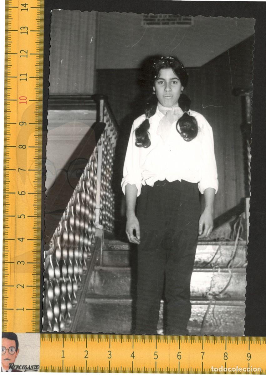 Fotograf&iacute;a antigua: SIMP&Aacute;TICA NI&Ntilde;A COLETAS Y CAMISA BLANCA EN FIESTA CONFETI - FOTO ANTIGUA A&Ntilde;OS 50 - INFANCIA FELIZ