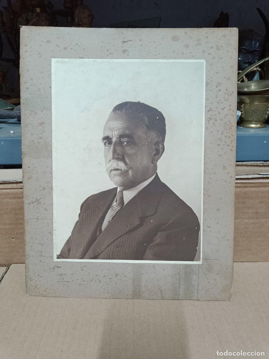 Fotograf&iacute;a antigua: ANTIGUA FOTO, PERSONAJE A IDENTIFICAR, CON PUBLICIDAD TRASERA, BARCELONA -P21