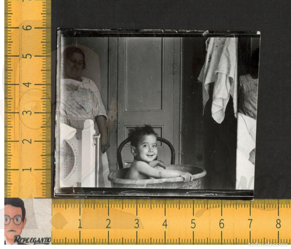 Fotograf&iacute;a antigua: SIMP&Aacute;TICO NI&Ntilde;O BA&Ntilde;&Aacute;NDOSE BALDE CUBO BARRE&Ntilde;O TOALLA CASA - FOTO ANTIGUA A&Ntilde;OS 40 - ESPA&Ntilde;A INFANCIA