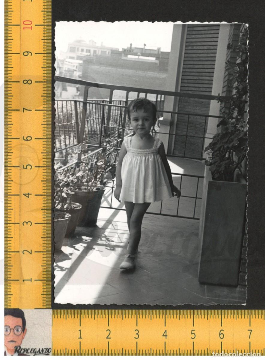 Fotograf&iacute;a antigua: SIMP&Aacute;TICA NI&Ntilde;A VESTIDO BLANCO POSA EN BALC&Oacute;N CASA - FOTO ANTIGUA A&Ntilde;OS 50/60 - ESPA&Ntilde;A INFANCIA FELIZ