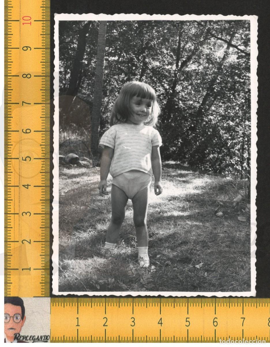 Fotograf&iacute;a antigua: SIMP&Aacute;TICA NI&Ntilde;A PA&Ntilde;ALES SONRIE CAMPO SIERRA &Aacute;RBOL - FOTO ANTIGUA A&Ntilde;OS 50/60 - ESPA&Ntilde;A INFANCIA FELIZ