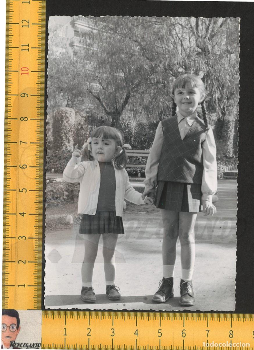 Fotograf&iacute;a antigua: SIMP&Aacute;TICA PAREJA NI&Ntilde;AS TRENZAS COLETAS UNIFORME - FOTO ANTIGUA A&Ntilde;OS 50/60 - ESPA&Ntilde;A INFANCIA FELIZ