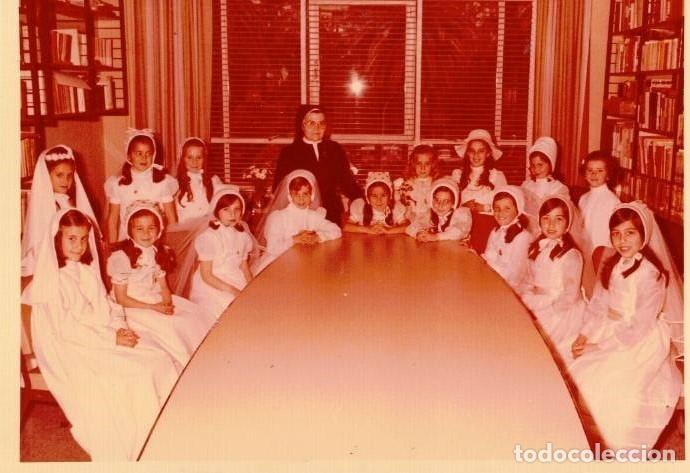 Fotograf&iacute;a antigua: :::: BT79 - FOTOGRAFIA - JOVENCITAS DE PRIMERA COMUNION - 18 X 12 CM.