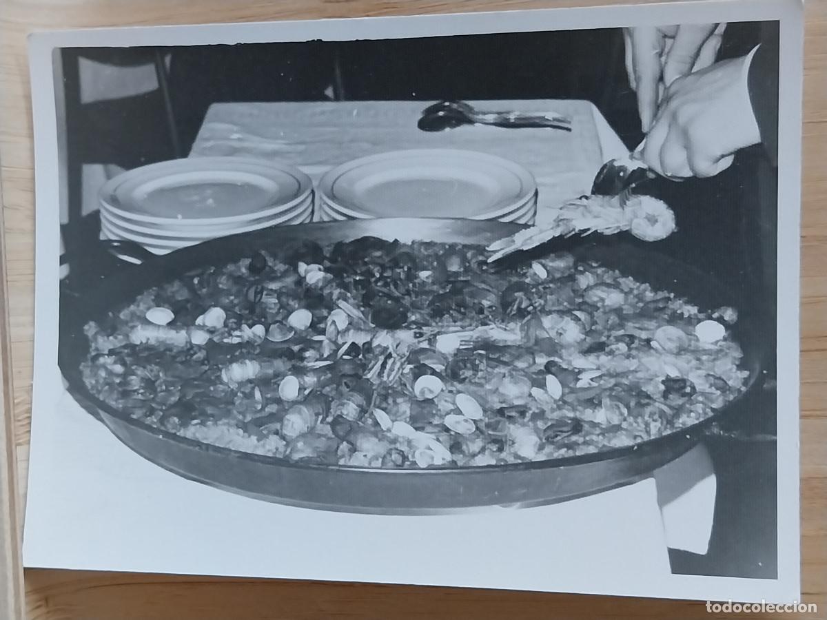 Fotograf&iacute;a antigua: PAELLA MARISCO FOTO PARTICULAR A&Ntilde;OS 10.5X7.5CMS ORIGINAL CAMARERO CIGALA ALMEJAS