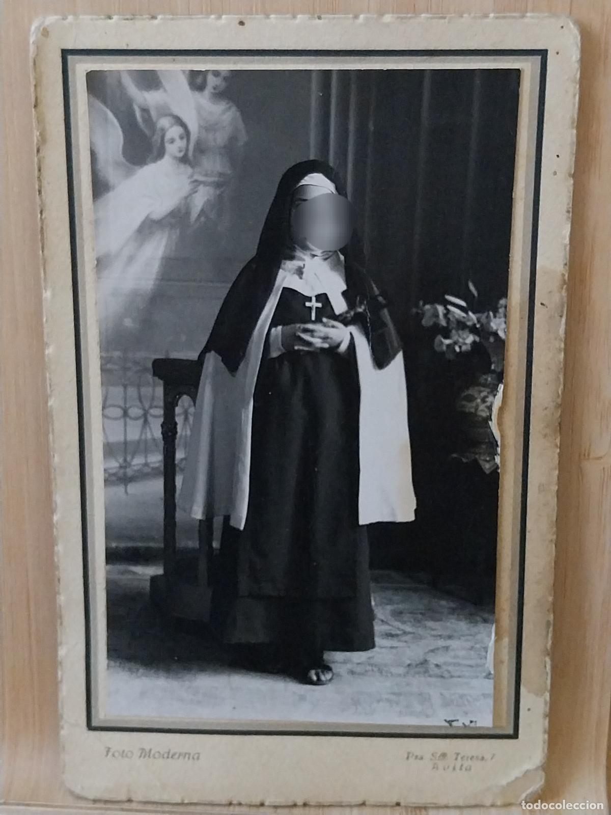 Fotograf&iacute;a antigua: NI&Ntilde;A HABITOS MONJA 1941 AVILA COMUNION ESTUDIO FOTO MODERNA 13.6X8.3CMS SIN CARTON&Eacute; A&Ntilde;OS 40