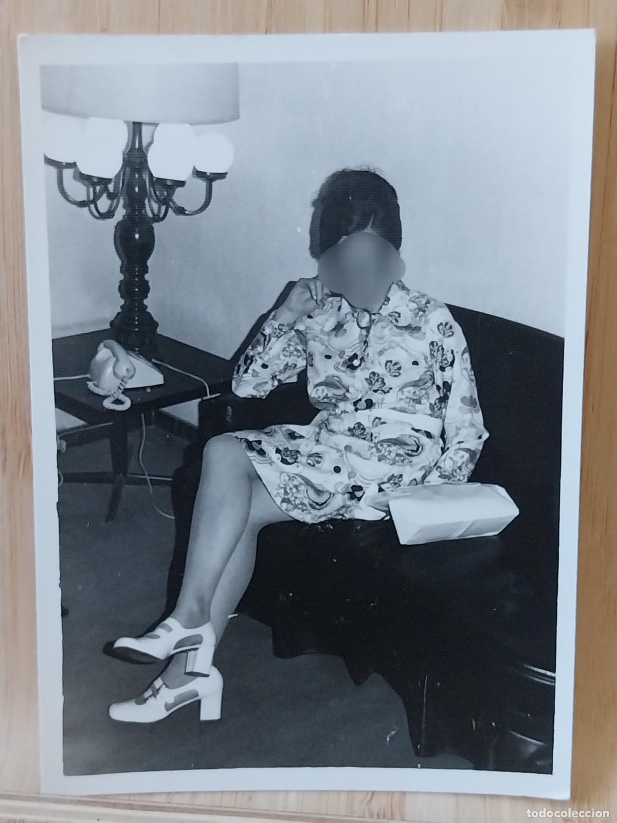 Fotograf&iacute;a antigua: LAMPARA PIE VESTIDO POP TELEFONO SOBREMESA FOTO ORIGINAL PARTICULAR 10.3X7.4CMS POP