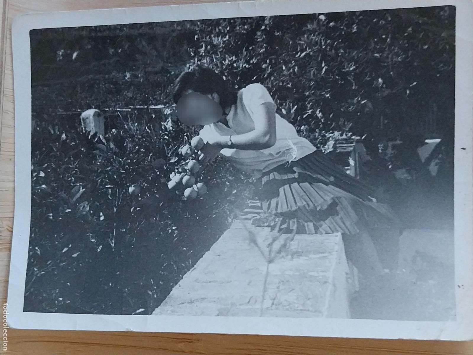 Fotograf&iacute;a antigua: MUCHACHA RECOLECTANDO FRUTA FOTO ORIGINAL PARTICULAR 10.3X7.4CMS