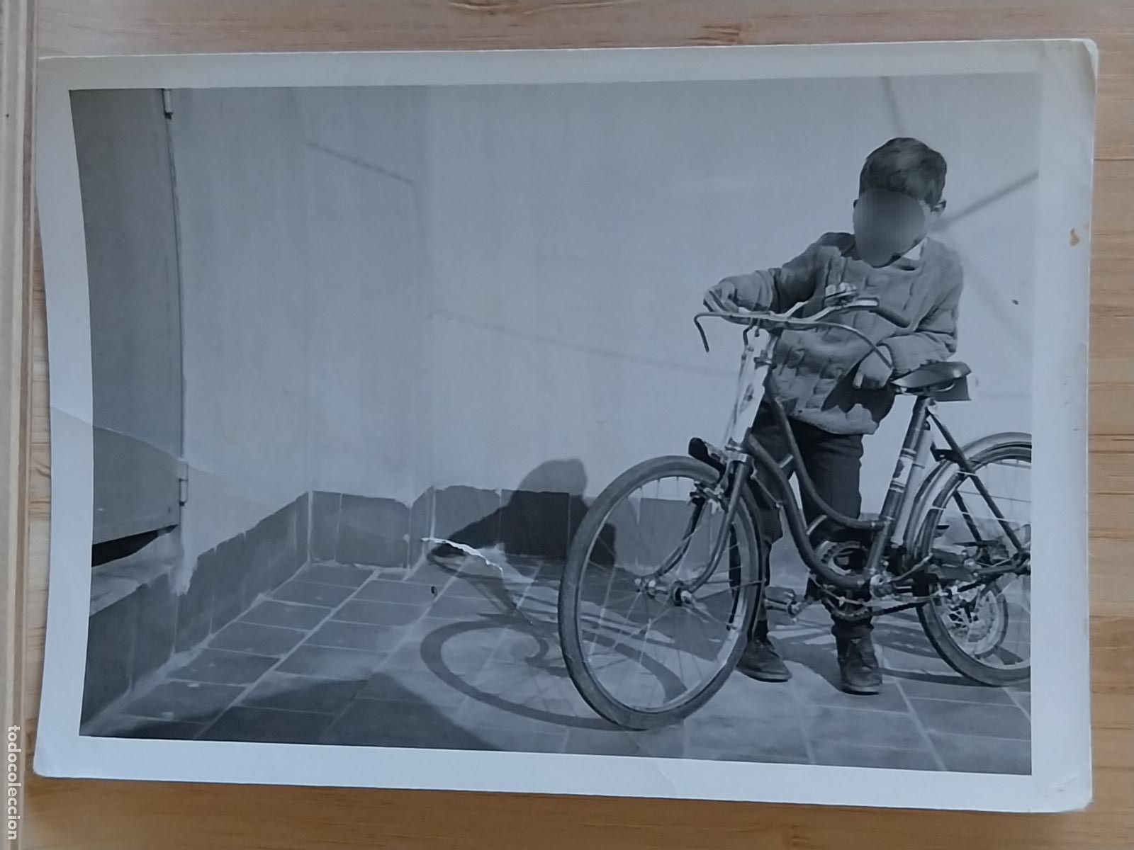 Fotograf&iacute;a antigua: NI&Ntilde;O BICICLETA FOTO ORIGINAL PARTICULAR 10.3X7.4CMS A&Ntilde;OS 60
