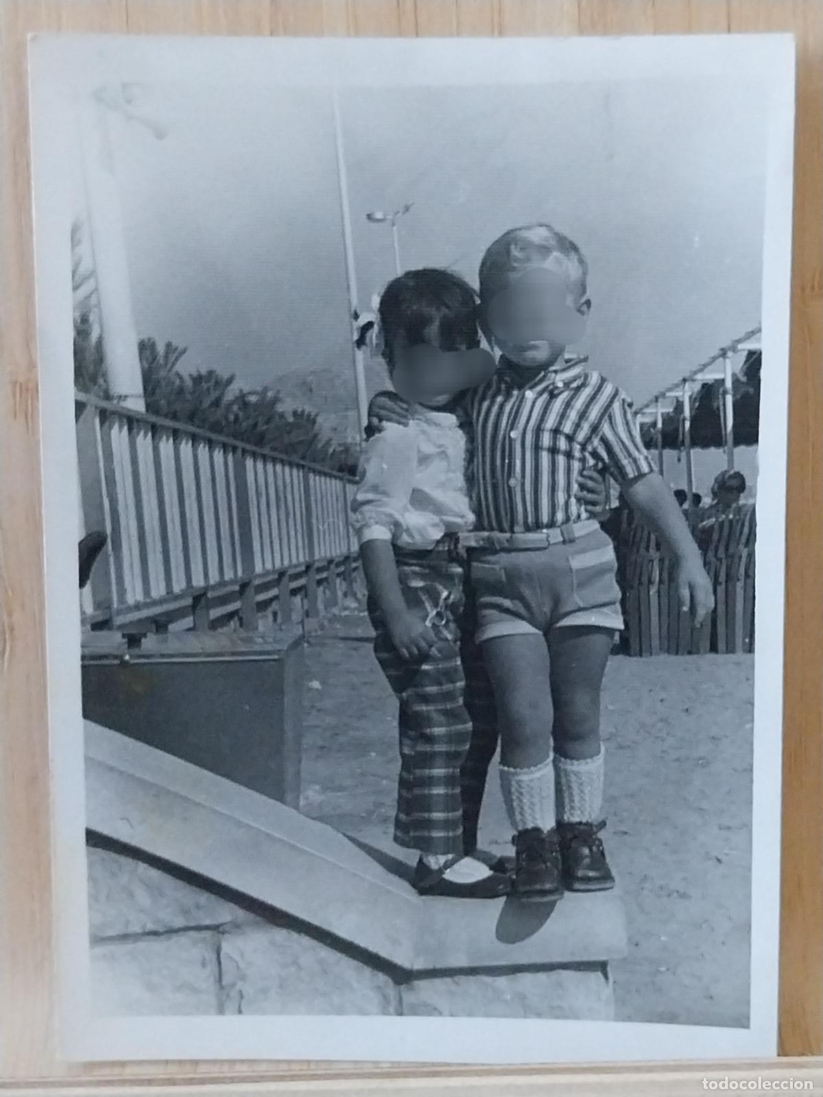 Fotograf&iacute;a antigua: NI&Ntilde;OS PLAYA EQUILIBRIO PASAMANOS FOTO ORIGINAL PARTICULAR 10.3X7.4CMS A&Ntilde;OS 60