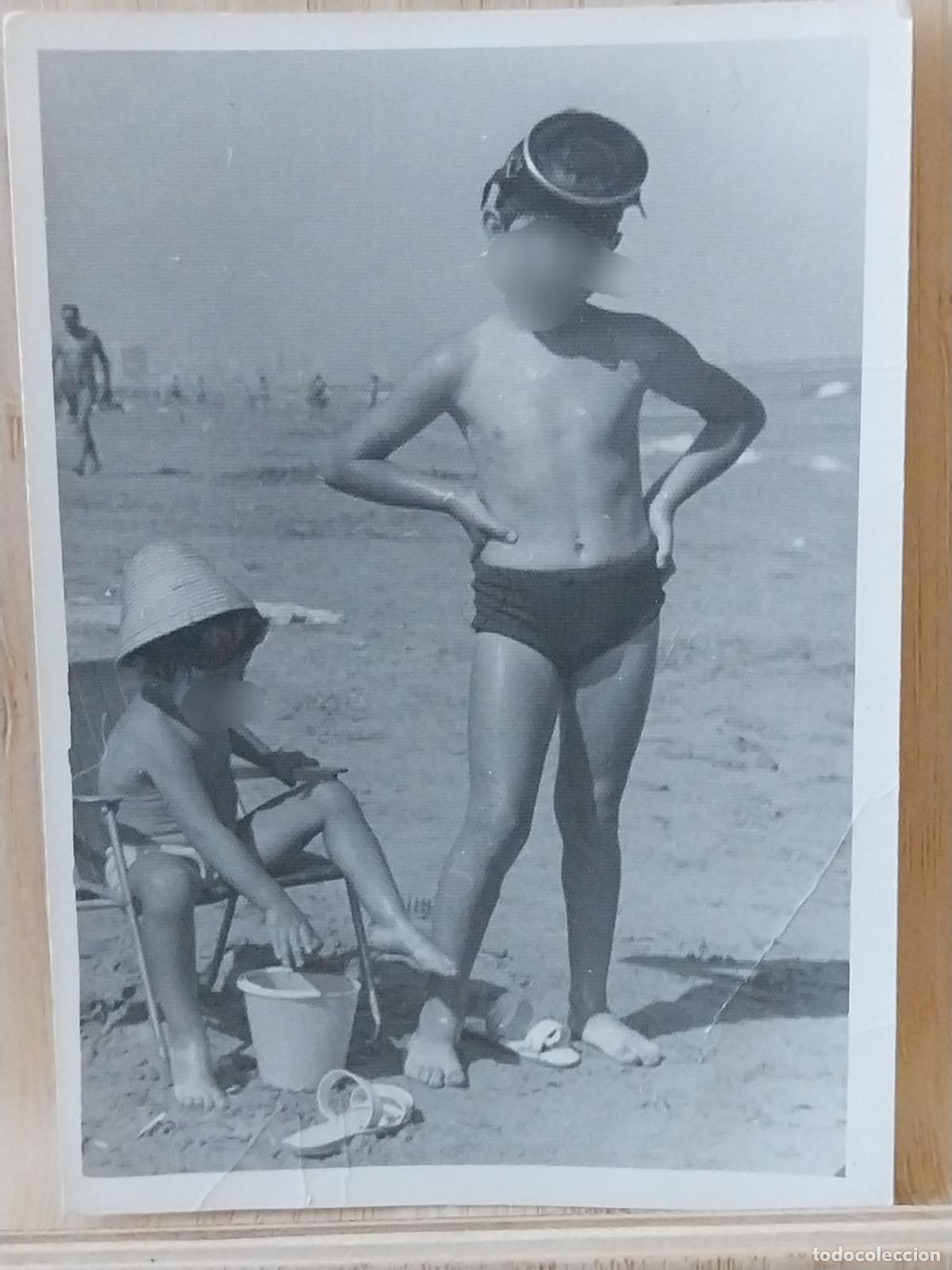 Fotograf&iacute;a antigua: NI&Ntilde;OS PLAYA BUZO CUBO ARENA FOTO ORIGINAL PARTICULAR 10.3X7.4CMS A&Ntilde;OS 60