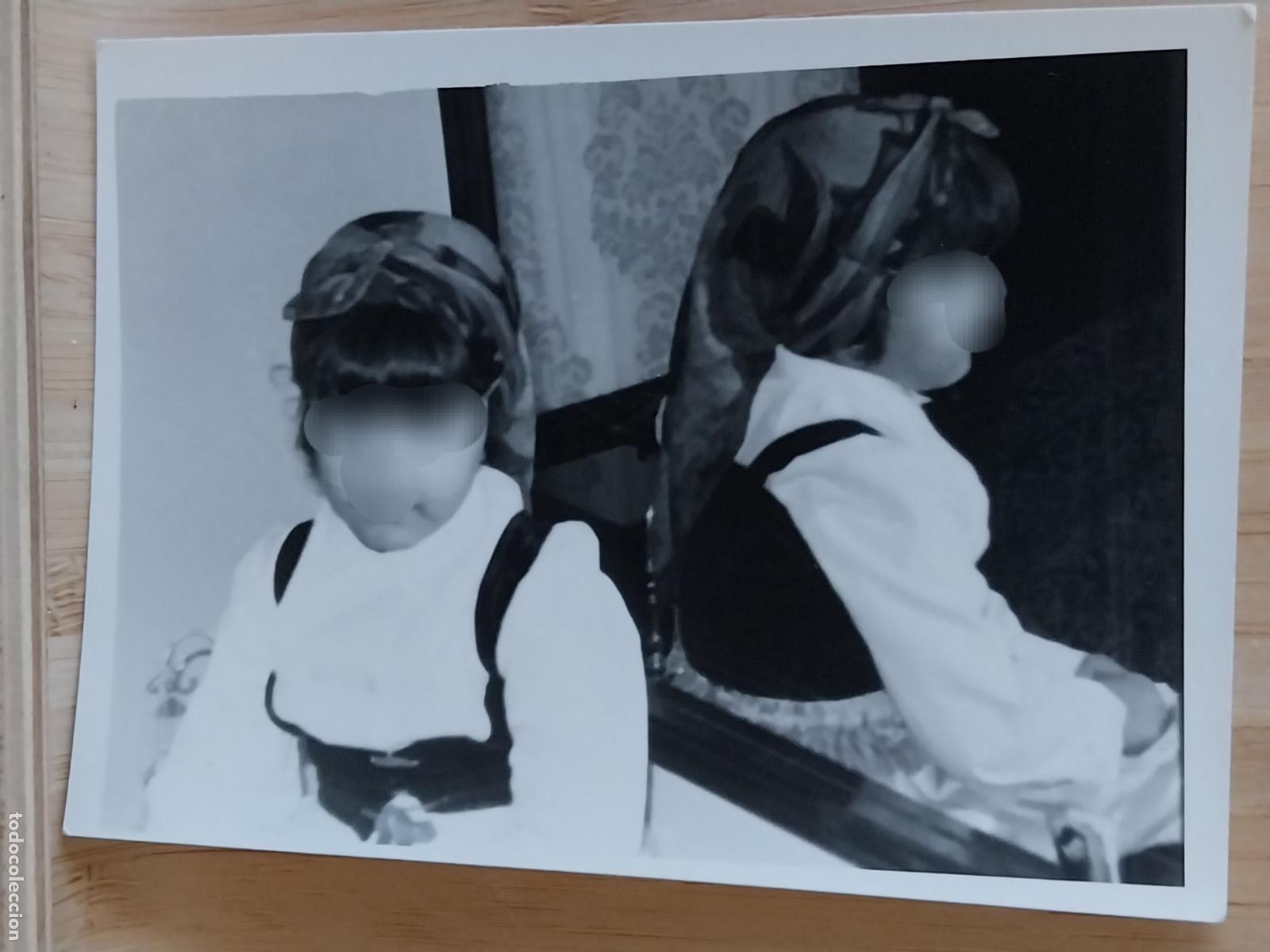 Fotograf&iacute;a antigua: NI&Ntilde;A TRAJE REGIONAL REFLEJO ESPEJO FOTO ORIGINAL PARTICULAR 10.3X7.4CMS A&Ntilde;OS 60