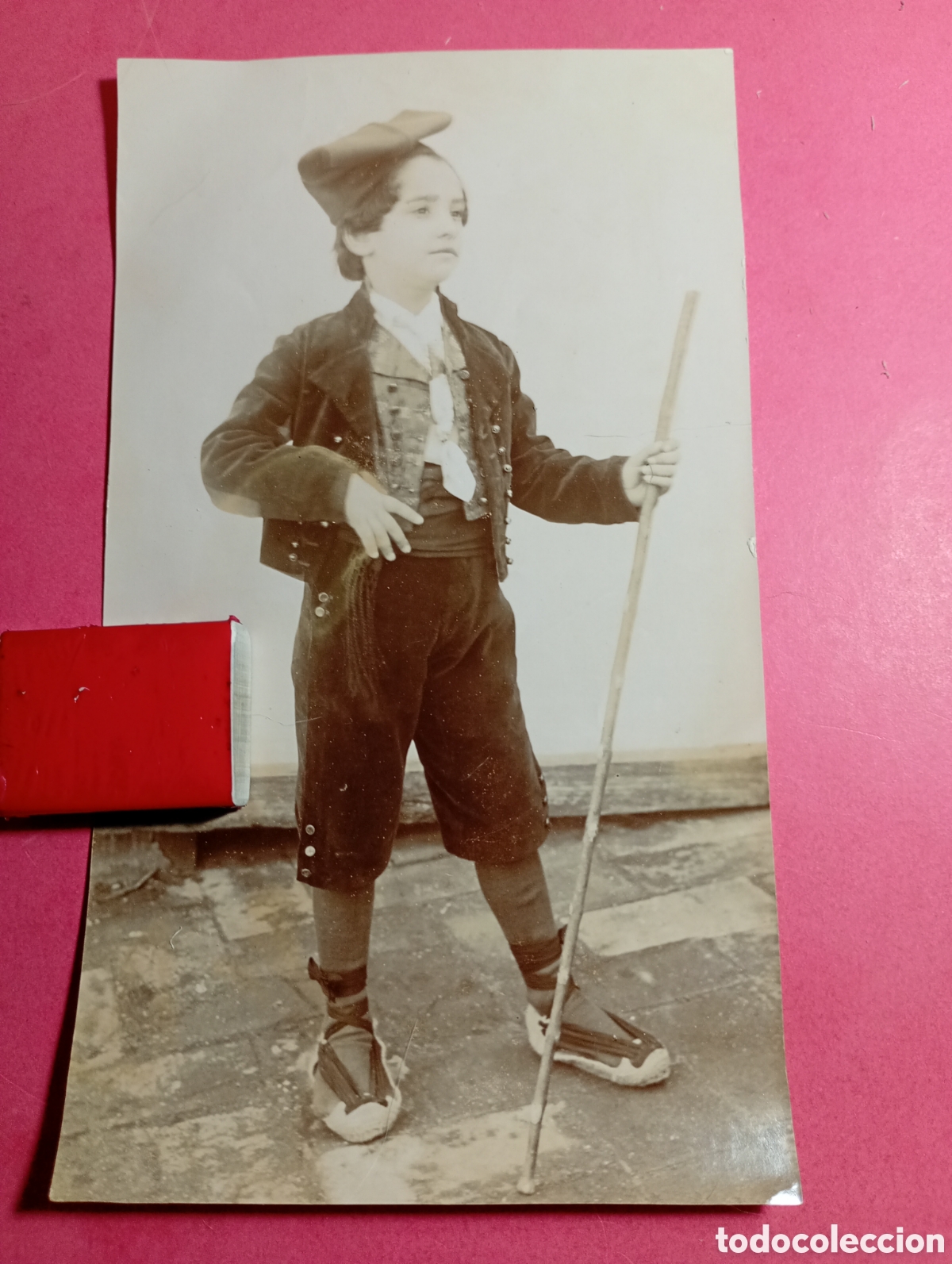 Fotografia antica: antigua b/n mocito vistiendo traje t&iacute;pico catal&aacute;n incluidas cl&aacute;sicas ''espardenyes'' y barretina