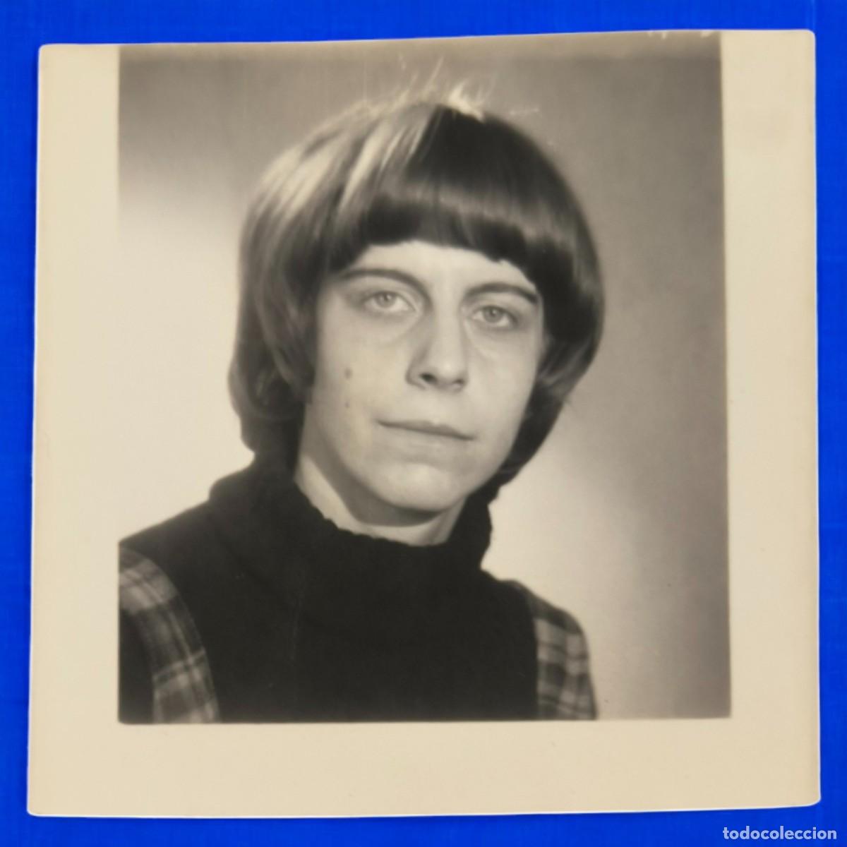 Fotograf&iacute;a antigua: Fotograf&iacute;a De Estudio Vintage &ndash; Retrato De Mujer Con Flequillo Recto Y Mirada Seria