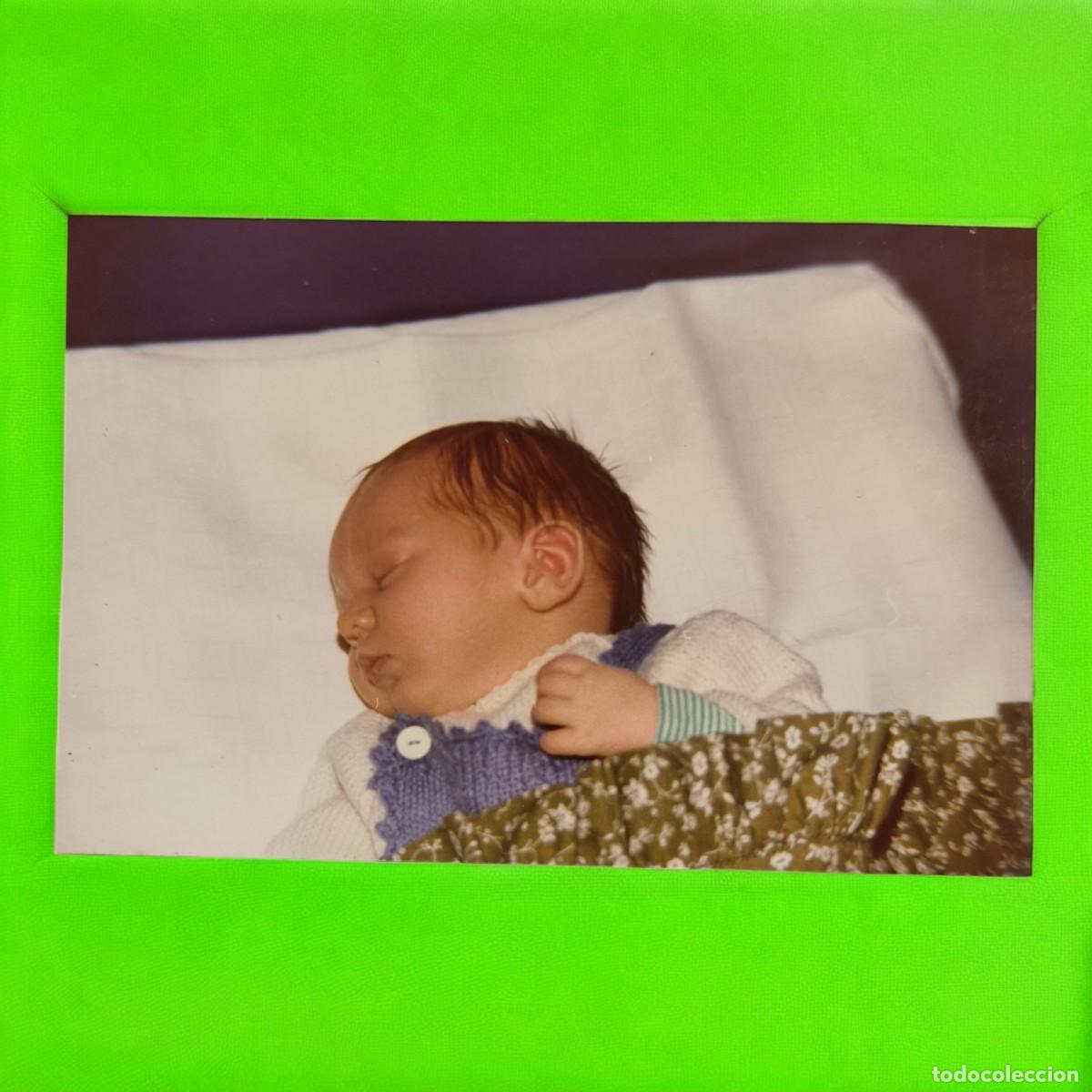 Fotograf&iacute;a antigua: Fotograf&iacute;a Vintage De Beb&eacute; Dormido &ndash; Escena &Iacute;ntima Y Serenamente Emotiva