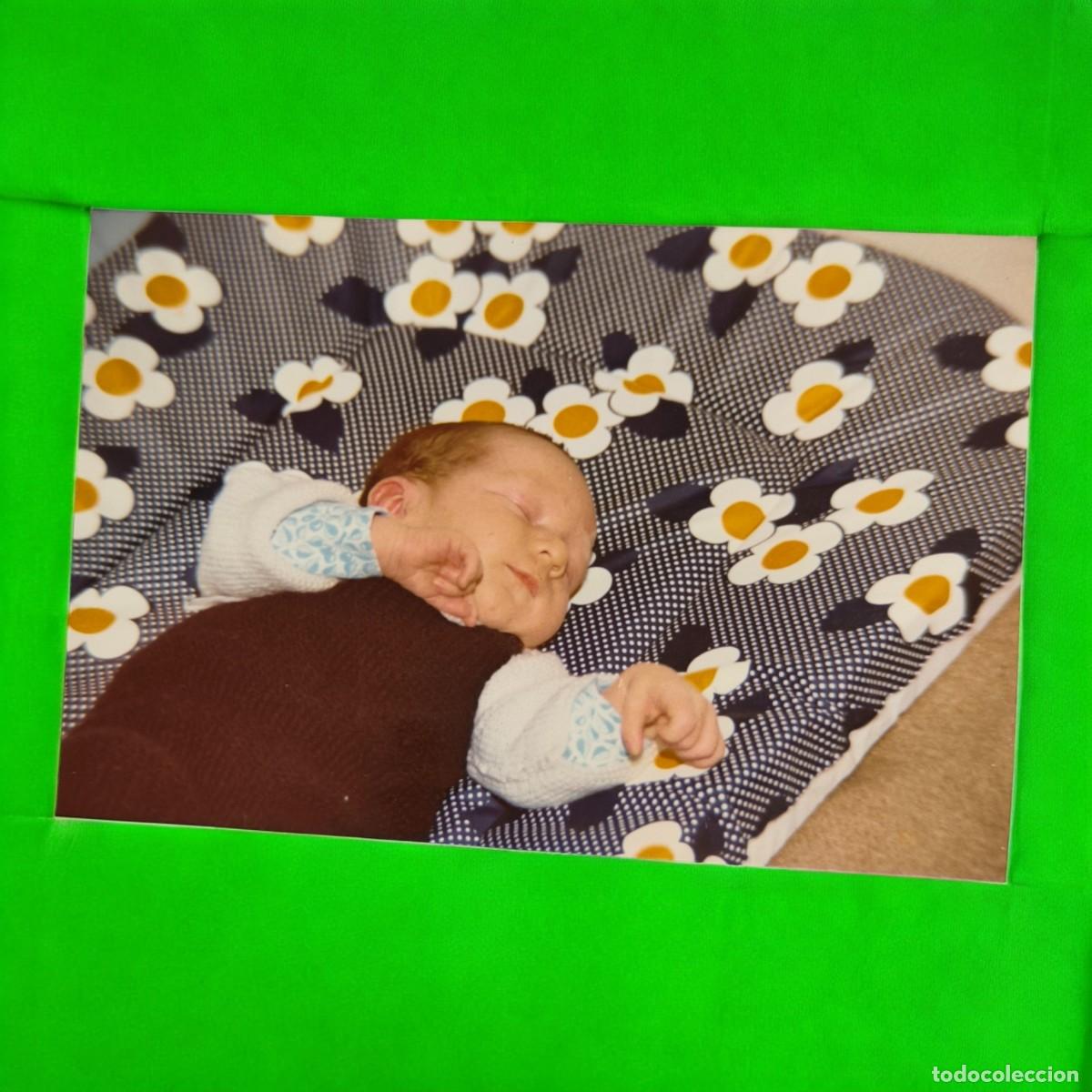 Fotograf&iacute;a antigua: Fotograf&iacute;a Vintage De Beb&eacute; Dormido Sobre Manta Floral &ndash; Estampa Tierna Y Aut&eacute;ntica De &Eacute;poca