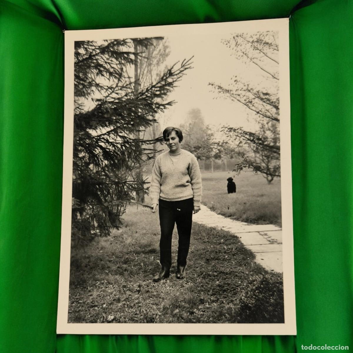 Fotograf&iacute;a antigua: Fotograf&iacute;a Vintage En Blanco Y Negro &ndash; Mujer Caminando Por Parque Con Perro Al Fondo