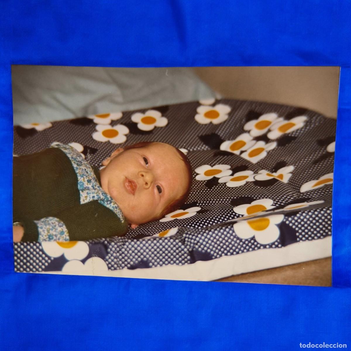 Fotograf&iacute;a antigua: Fotograf&iacute;a Vintage A Color &ndash; Beb&eacute; Reci&eacute;n Nacido Sobre Colch&oacute;n De Flores
