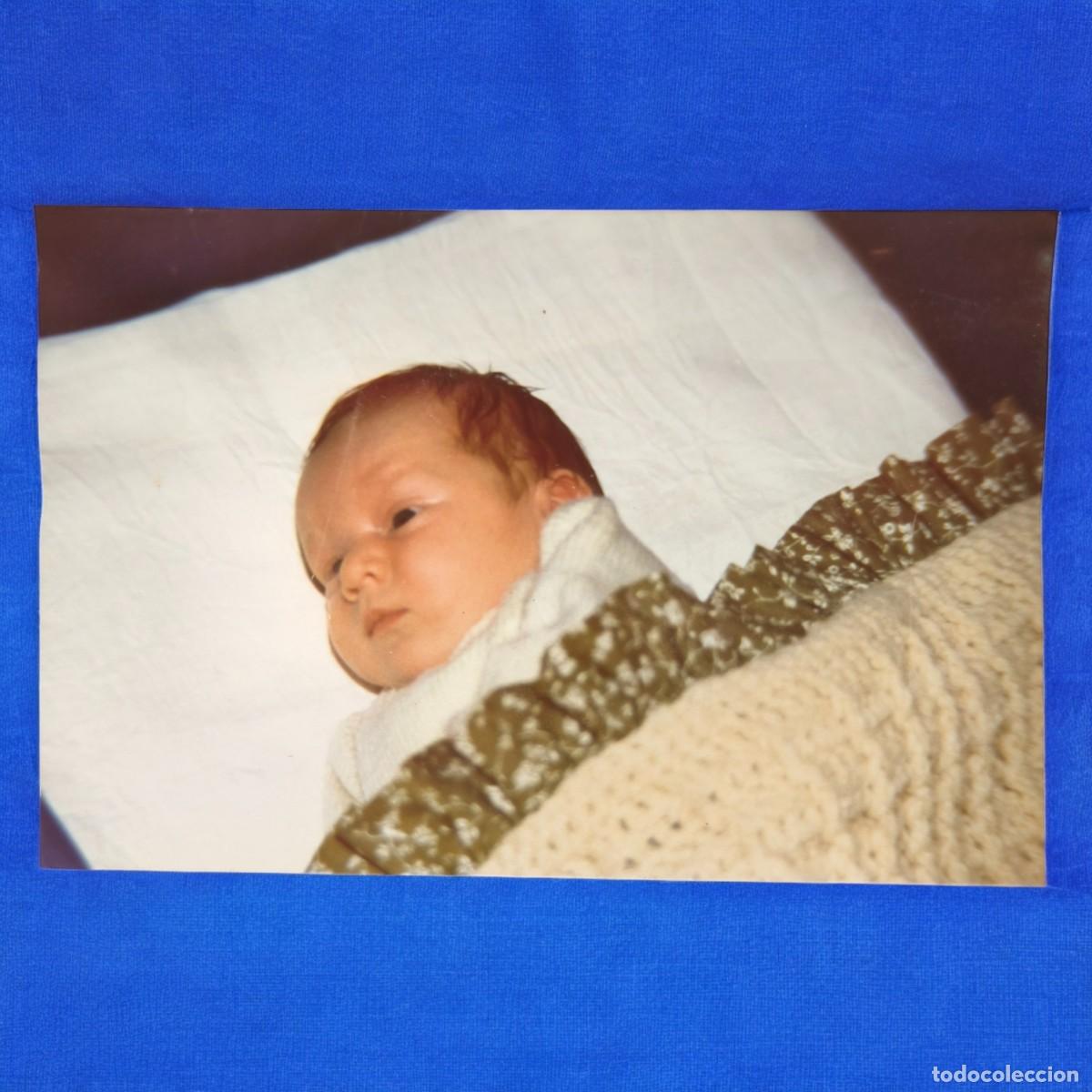 Fotograf&iacute;a antigua: Fotograf&iacute;a Vintage A Color &ndash; Retrato De Beb&eacute; Envuelto En Manta Hecha A Mano (A&ntilde;os 70-80)