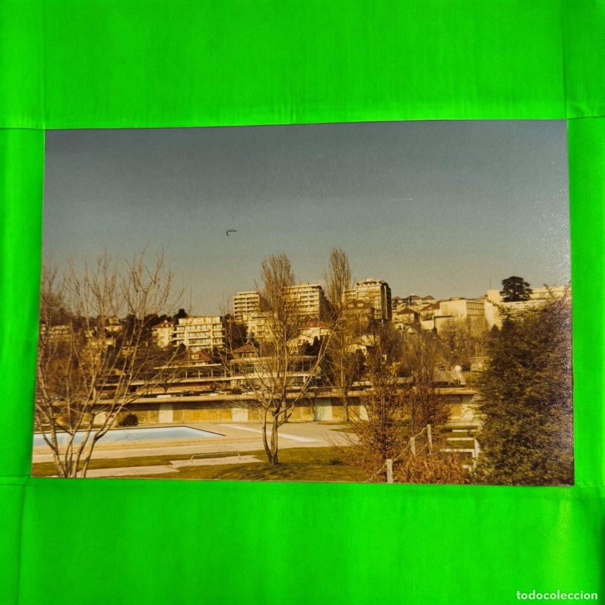 Photographie ancienne: Fotograf&iacute;a Vintage En Color &ndash; Vista Urbana Con Piscina Y Edificios De Fondo