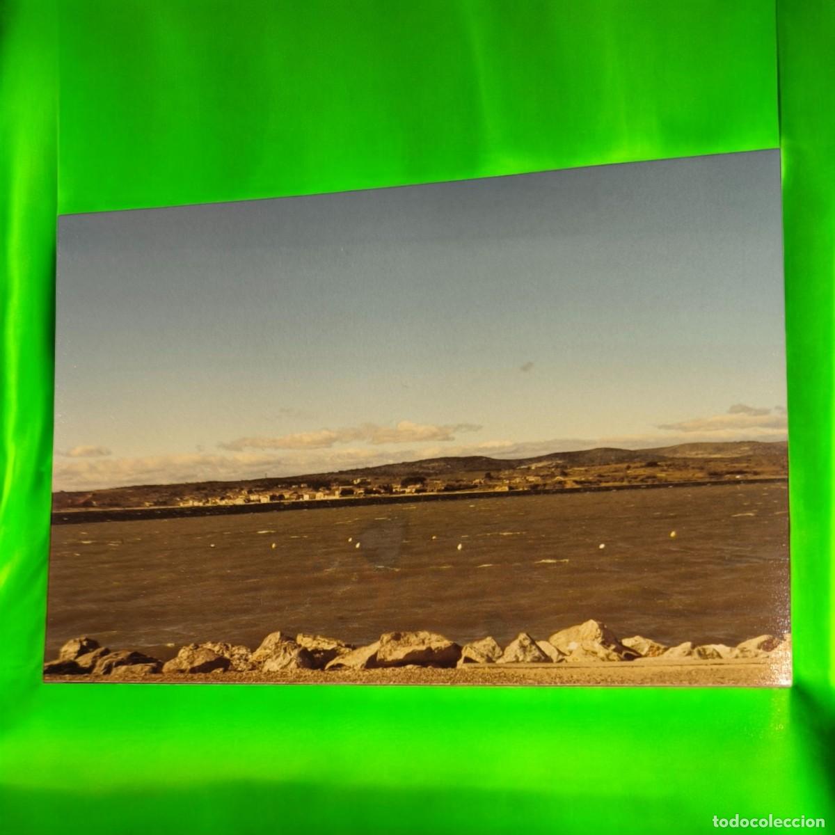 Fotografia antica: Fotograf&iacute;a Vintage En Color &ndash; Paisaje Costero Con Monta&ntilde;as Al Fondo