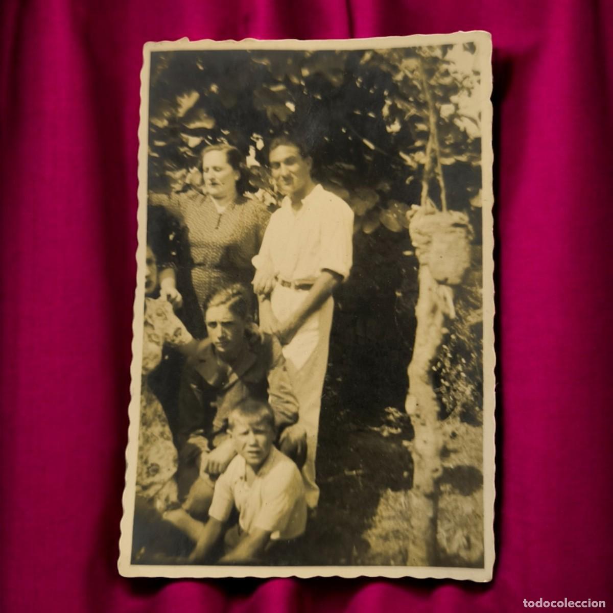 Fotografia antica: Fotograf&iacute;a Vintage De Grupo Familiar Al Aire Libre &ndash; A&ntilde;os 40/50