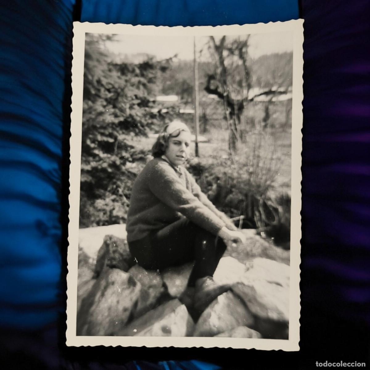 Fotograf&iacute;a antigua: Fotograf&iacute;a Vintage Sentada Sobre Rocas &ndash; Retrato Natural De Mujer En Entorno Rural A&ntilde;os 50-60