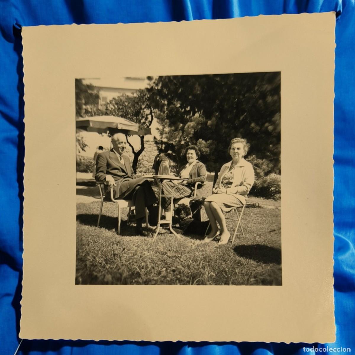 Fotograf&iacute;a antigua: Fotograf&iacute;a Vintage En Blanco Y Negro &ndash; Reuni&oacute;n De Tarde En Jard&iacute;n (A&ntilde;os 50-60)