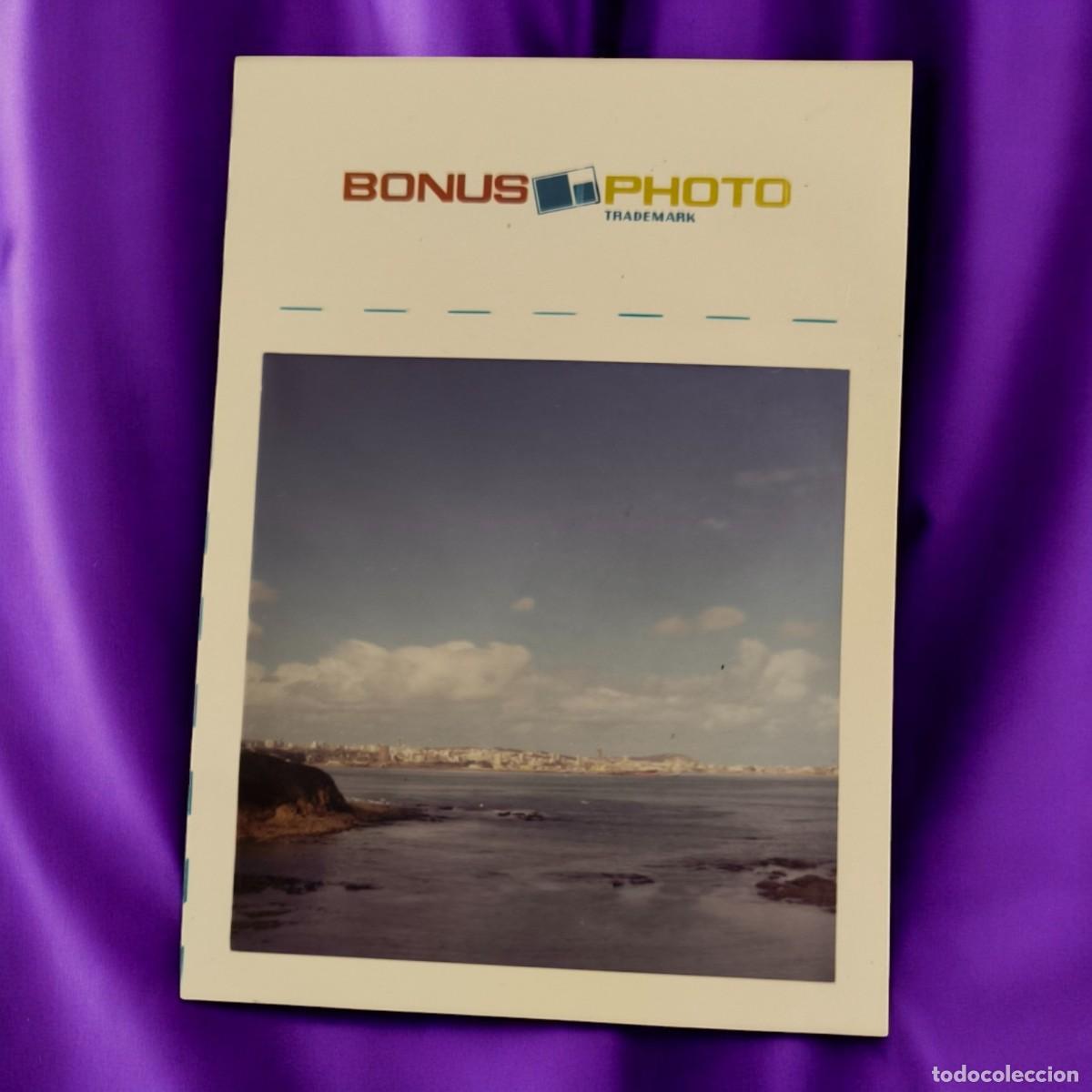 Fotograf&iacute;a antigua: Fotograf&iacute;a Vintage Bonus Photo &ndash; Vista Costera Con Ciudad Al Fondo, A&ntilde;os 80/90