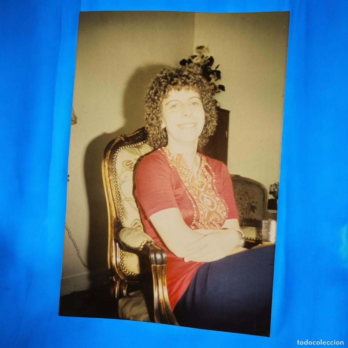 Fotograf&iacute;a antigua: Fotograf&iacute;a Vintage A Color &ndash; Mujer Sonriendo En Sill&oacute;n De &Eacute;poca