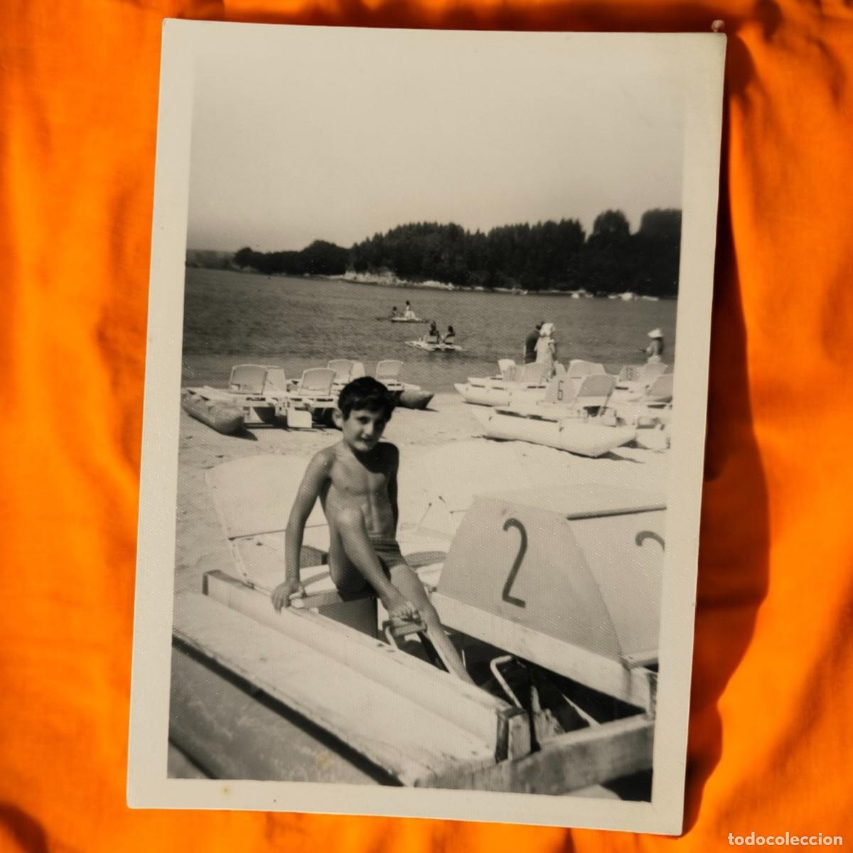 Fotograf&iacute;a antigua: ️ Fotograf&iacute;a Antigua En Playa Con Patinetes Acu&aacute;ticos &ndash; Escena De Verano De Los A&ntilde;os 60-70
