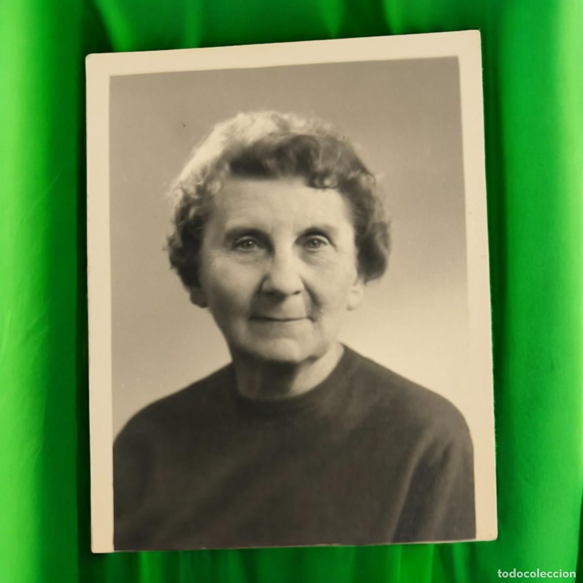 Fotograf&iacute;a antigua: Retrato Fotogr&aacute;fico Vintage De Mujer Mayor &ndash; Estilo Cl&aacute;sico En Blanco Y Negro