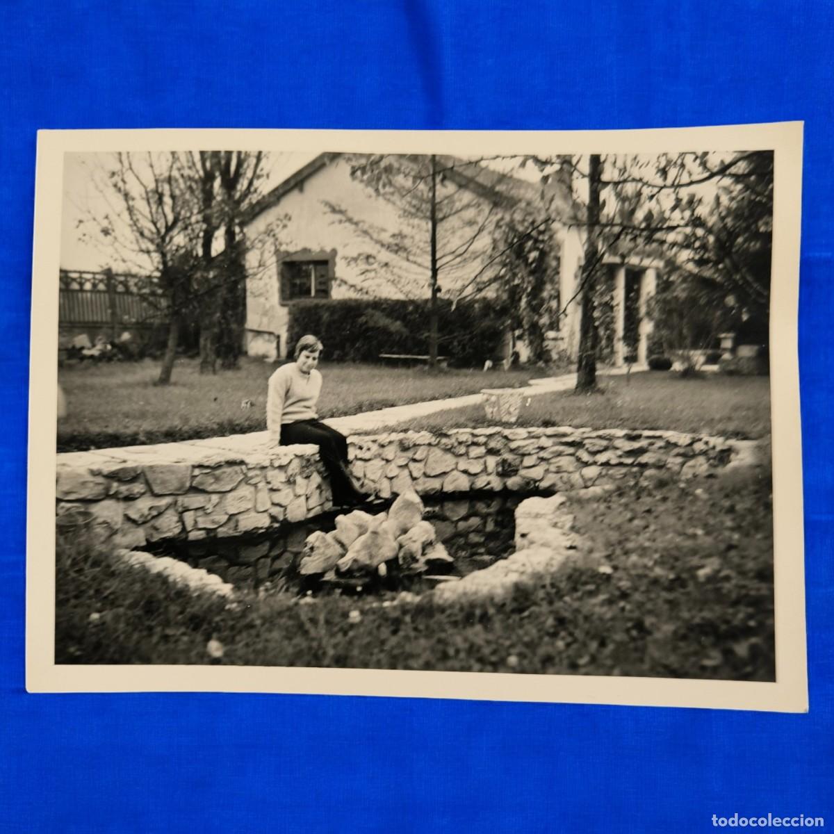 Fotograf&iacute;a antigua: Fotograf&iacute;a Vintage En Blanco Y Negro &ndash; Mujer Sentada En Fuente De Jard&iacute;n Rural