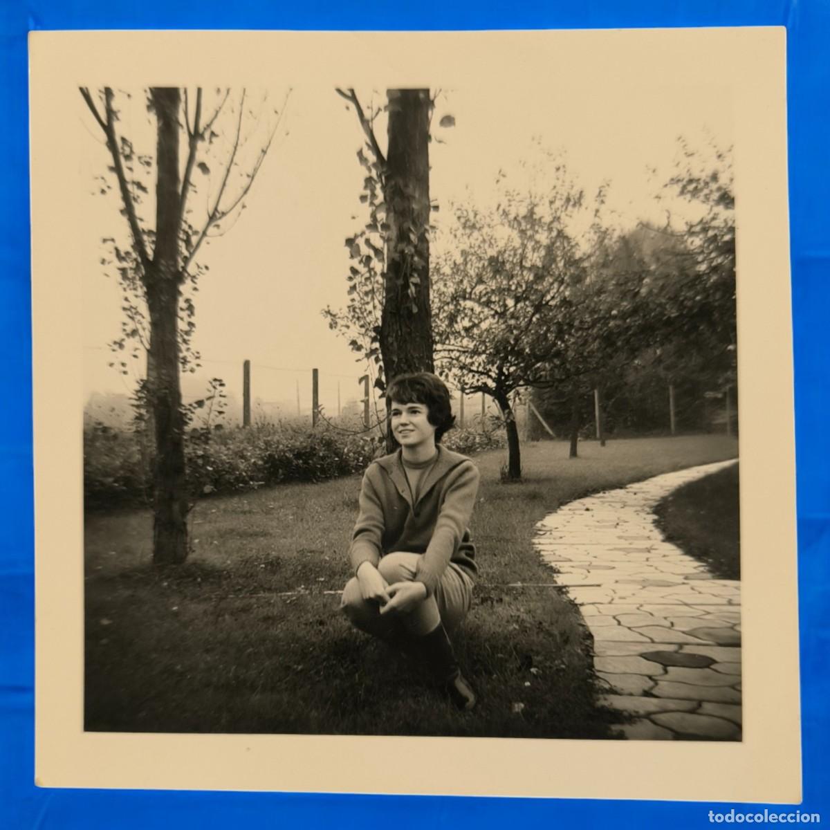 Fotograf&iacute;a antigua: Fotograf&iacute;a Vintage De Mujer Sentada En Jard&iacute;n &ndash; Belleza Natural En Blanco Y Negro