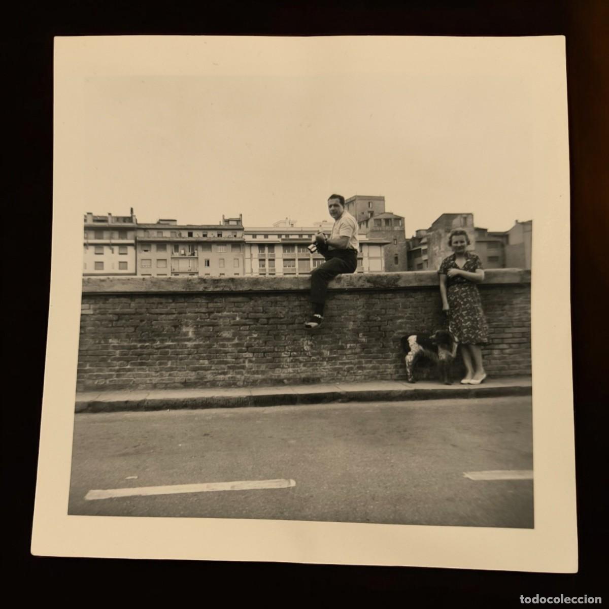 Fotograf&iacute;a antigua: Fotograf&iacute;a Vintage Original A&ntilde;os 50 &ndash; Escena Urbana Con Pareja Y Perro