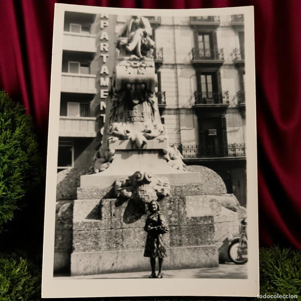 Fotograf&iacute;a antigua: Antigua Fotograf&iacute;a De Barcelona, Estatua De Las Ramblas &ndash; Testimonio Visual De 1970