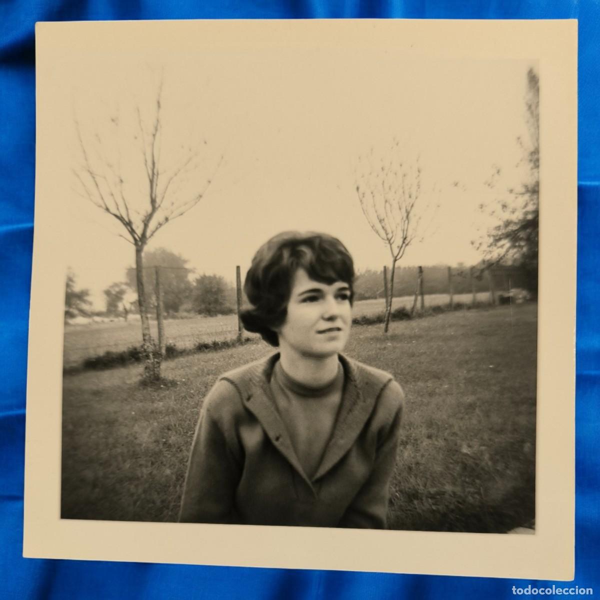 Fotograf&iacute;a antigua: Fotograf&iacute;a Vintage De Retrato Femenino En Campo Abierto &ndash; Belleza Serena En Blanco Y Negro