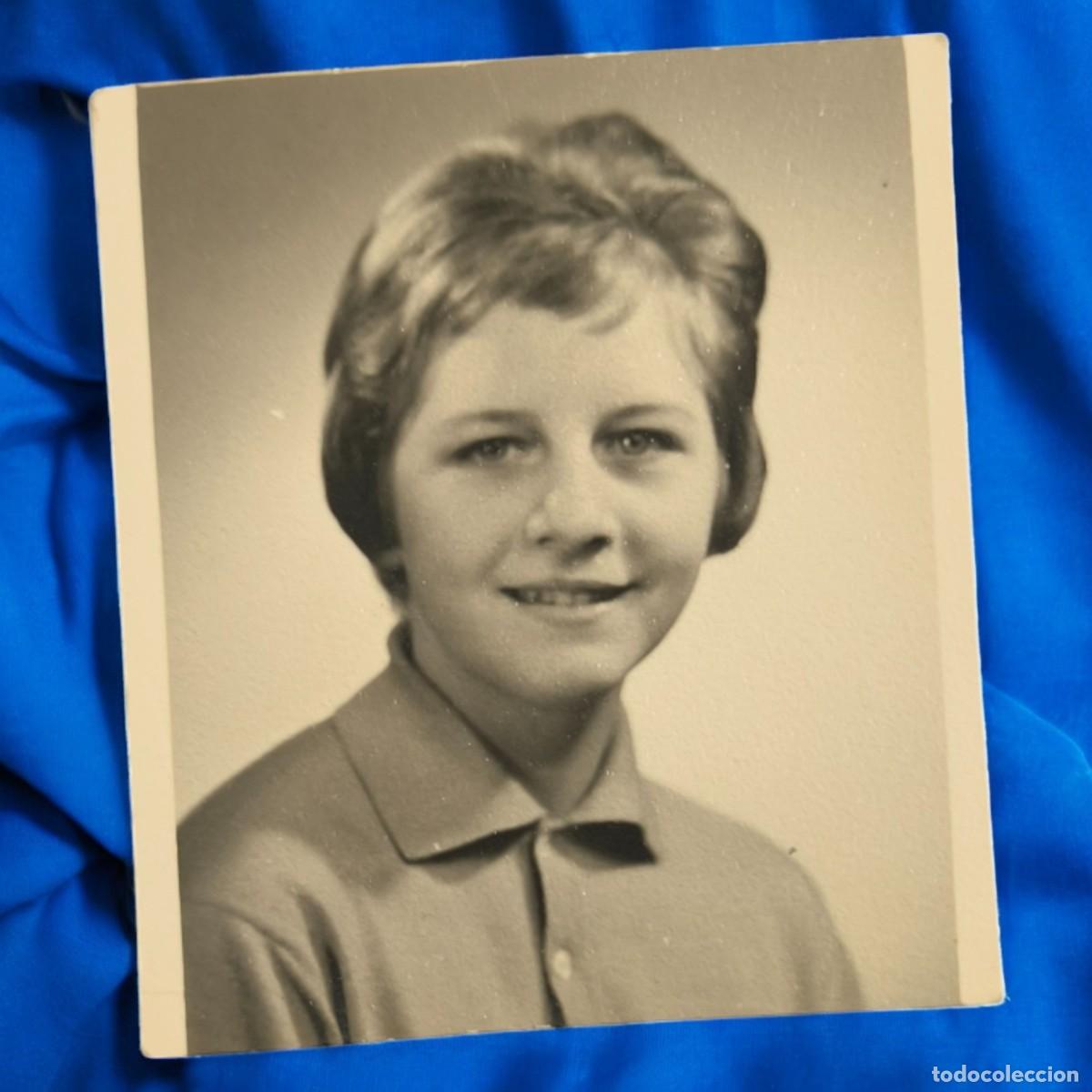 Fotograf&iacute;a antigua: Fotograf&iacute;a De Estudio Vintage &ndash; Retrato De Mujer Joven Con Sonrisa Suave